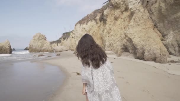 Giovane donna felice in spiaggia. sensazione estiva — Video Stock