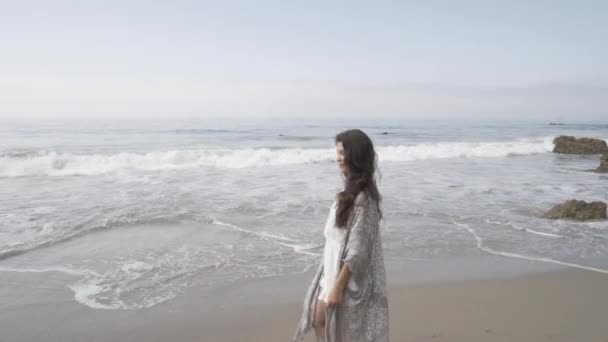 Молодая женщина счастлива на пляже. летние чувства — стоковое видео
