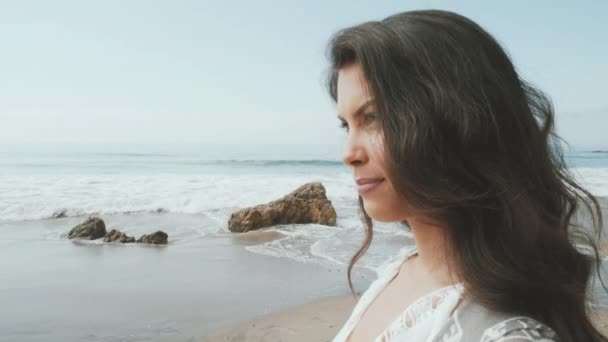 Ung kvinna glad på stranden. sommarkänsla — Stockvideo