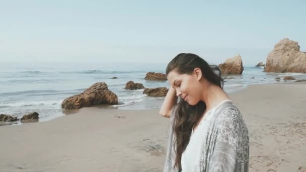 Jonge vrouw gelukkig op het strand. zomer gevoel — Stockvideo