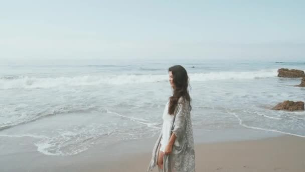 Молода жінка щаслива на пляжі. літнє відчуття — стокове відео
