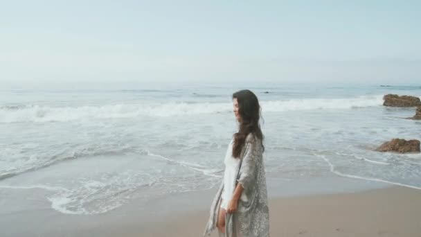 Mujer joven feliz en la playa. sensación de verano — Vídeo de stock