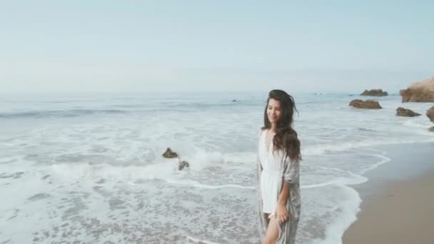 Junge Frau glücklich am Strand. Sommerfeeling — Stockvideo