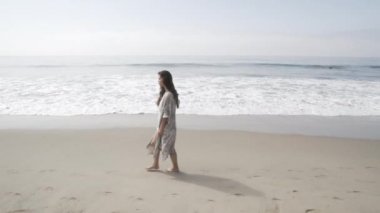 Kumsalda genç kadın mutlu. Yaz duygu