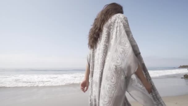 Молодая женщина счастлива на пляже. летние чувства — стоковое видео