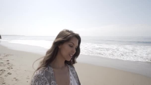 Jonge vrouw gelukkig op het strand. zomer gevoel — Stockvideo