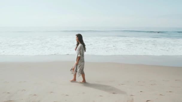 Fiatal nő boldog a strandon. nyári érzés — Stock videók