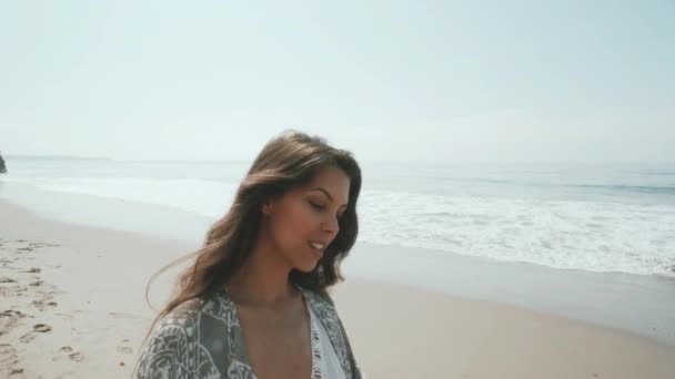 Jonge vrouw gelukkig op het strand. zomer gevoel — Stockvideo