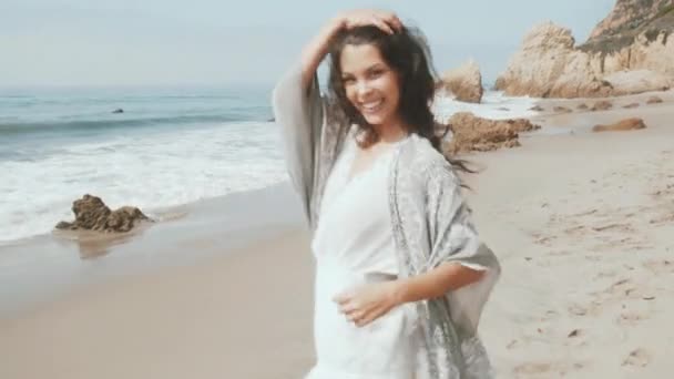Młoda kobieta szczęśliwy na plaży. letnie uczucie — Wideo stockowe