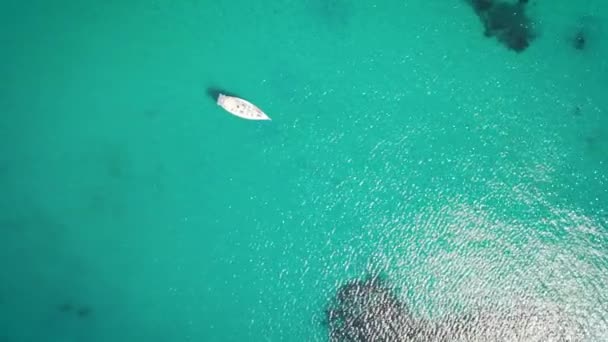 Drone vista de aves del mar mediterráneo por Cerdeña italia. vaction de verano — Vídeos de Stock