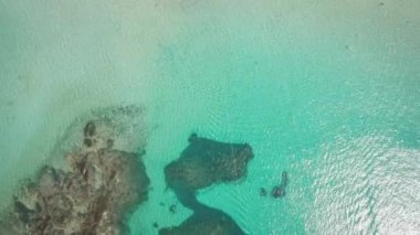 Akdeniz tarafından Sardunya İtalya uçak kuş görünümü. Yaz tatilinizin