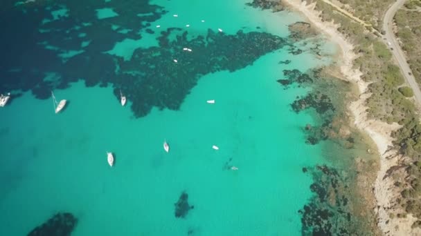 Drone vista de aves del mar mediterráneo por Cerdeña italia. vaction de verano — Vídeos de Stock