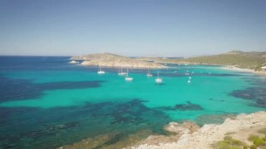 Akdeniz tarafından Sardunya İtalya uçak kuş görünümü. Yaz tatilinizin