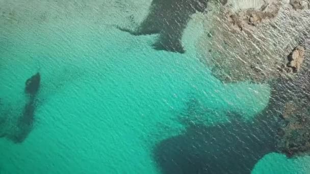 Vista del dron de una cala en Cerdeña — Vídeo de stock