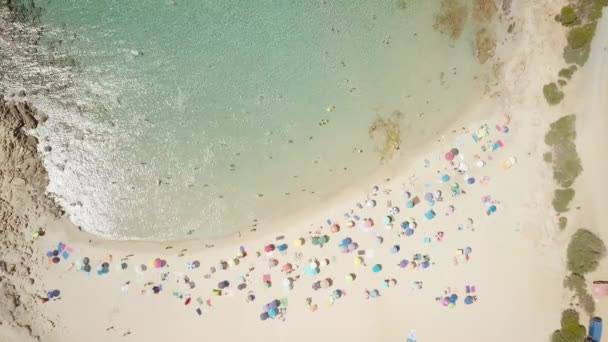 Dronebilde av en bukt på Sardinia – stockvideo