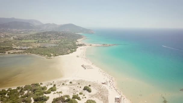 Drone weergave van een inham in Sardinië — Stockvideo