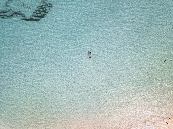 Schnorchlerin im türkisfarbenen Wasser. exuma bahamas — Stockfoto