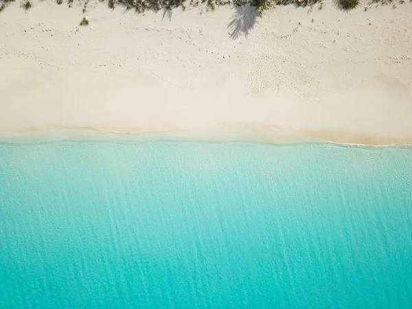 Kumlu plajın havadan görünümü. Exuma Bahamalar — Stok fotoğraf