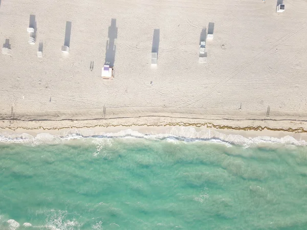 Kumlu plajın havadan görünümü. miami plaj — Stok fotoğraf