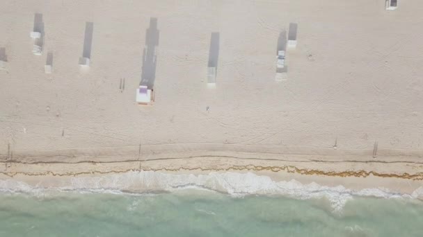 Kumlu plajın havadan görünümü. miami plaj — Stok video