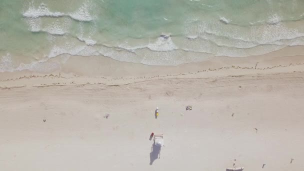 Kumlu plajın havadan görünümü. miami plaj — Stok video