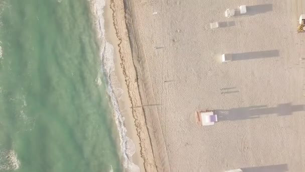 Letecký pohled na písečnou pláž. Miami Beach — Stock video