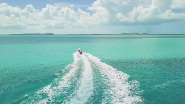 Drone fågel utsikt över 2 båtar i Bahamas. sommar vaction — Stockvideo