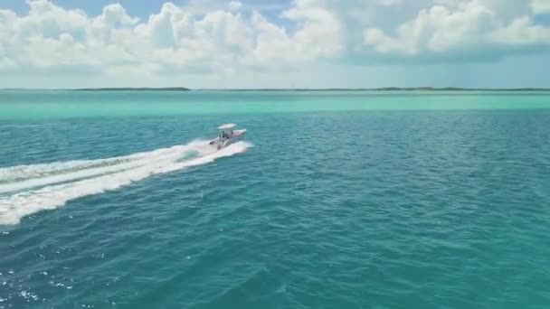 Drone bird view of 2 boats in the bahamas. summer vaction — Stock Video