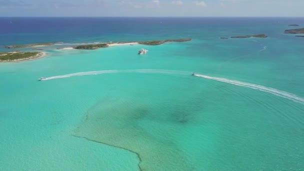 Drohne Vogelperspektive von 2 Booten auf den Bahamas. Sommerpause — Stockvideo