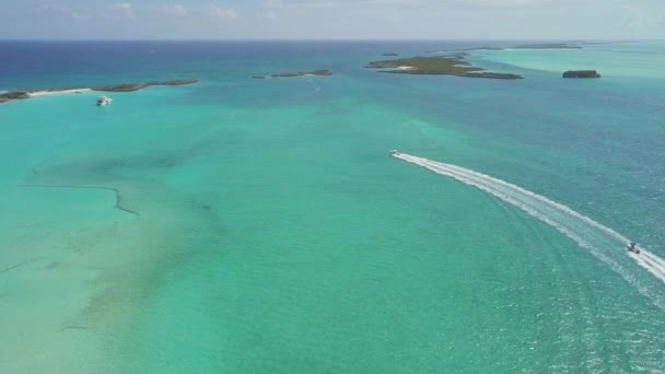 Drone madártávlatból 2 csónak a Bahamákon. nyári vaction — Stock videók