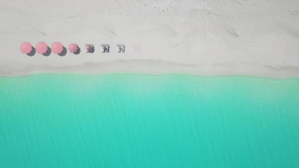 Εναέρια κορυφή θέα στην παραλία με πολλά ομπρέλα παραλίας. — Αρχείο Βίντεο