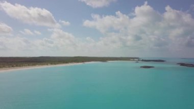 Bahamalar 'da Exuma 'nın havadan görünüşü. yaz tatili
