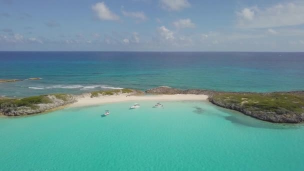 Drone birdview van Exuma in de bahama's. zomer vaction — Stockvideo