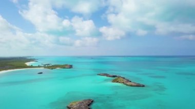 Bahamalar 'da Exuma 'nın havadan görünüşü. yaz tatili