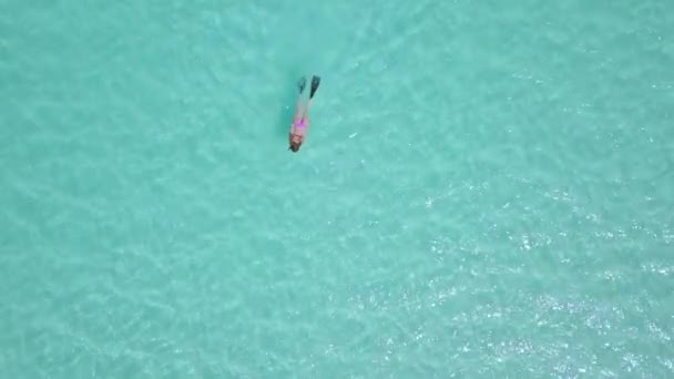 Vrouwelijke snorkeler in turquoise wateren. Exuma bahama's — Stockvideo