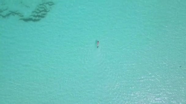 Schnorchlerin im türkisfarbenen Wasser. exuma bahamas — Stockvideo