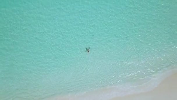 Vrouwelijke snorkeler in turquoise wateren. Exuma bahama's — Stockvideo