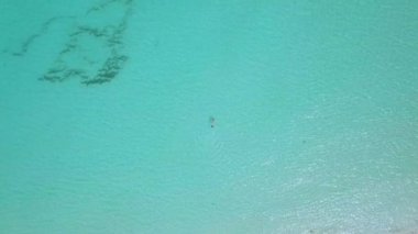 Turkuaz sularda kadın snorkeler. Exuma Bahamalar