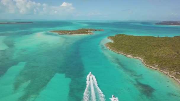 Vue d'oiseau de drone de 2 bateaux dans les bahamas. vaction estivale — Video