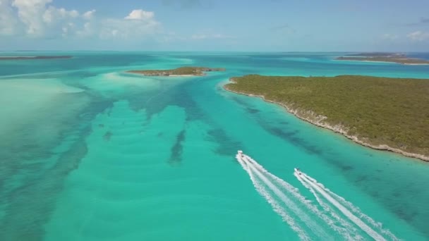 Drone vista de aves de 2 barcos en las Bahamas. vaction de verano — Vídeo de stock