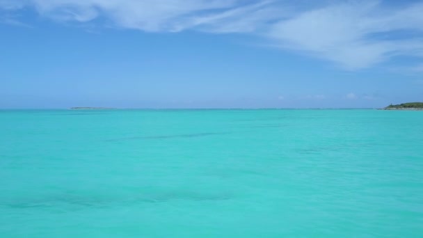 Vrouwelijke snorkeler in turquoise wateren. Exuma bahama's — Stockvideo