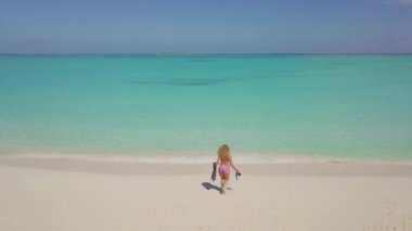 Turkuaz sularda kadın snorkeler. Exuma Bahamalar