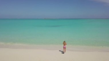 Turkuaz sularda kadın snorkeler. Exuma Bahamalar