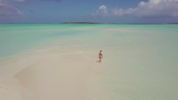 Donna che cammina su un banco di sabbia alle Bahamas . — Video Stock