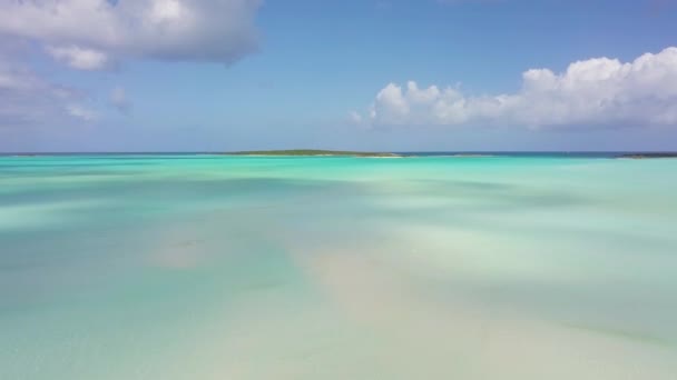Frau läuft auf einer Sandbank auf den Bahamas. — Stockvideo