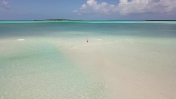 Kvinna promenader på en sandbank på bahamas. — Stockvideo