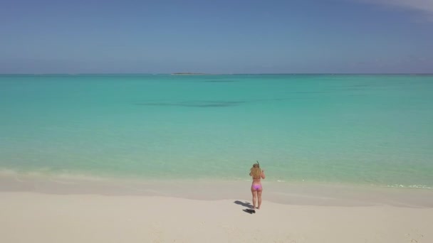 Schnorchlerin im türkisfarbenen Wasser. exuma bahamas — Stockvideo