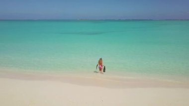 Turkuaz sularda kadın snorkeler. Exuma Bahamalar