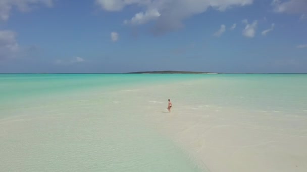 Kvinna promenader på en sandbank på bahamas. — Stockvideo