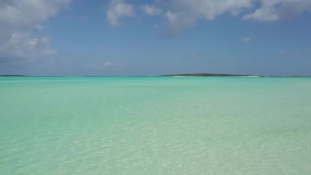 Frau läuft auf einer Sandbank auf den Bahamas. — Stockvideo